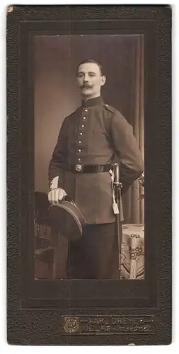 Fotografie Karl Dreyer, Kiel, Flämischestrasse 22, Soldat in Uniform mit Portepee am Bajonett