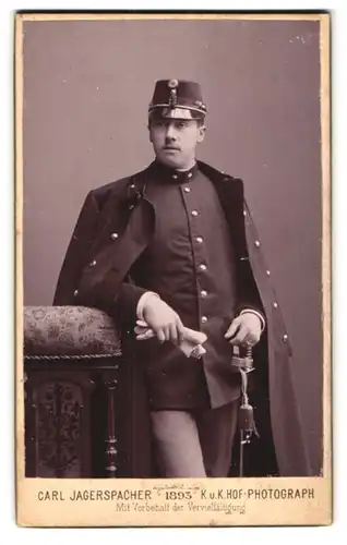 Fotografie Carl Jagerspacher, Gmunden, K. u. K. Soldat in Uniform mit Portepee am Degen