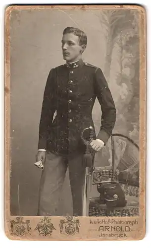 Fotografie Frid. Arnold, Innsbruck, Universitätsstrasse 15, Junger Soldat mit Portepee am Säbel
