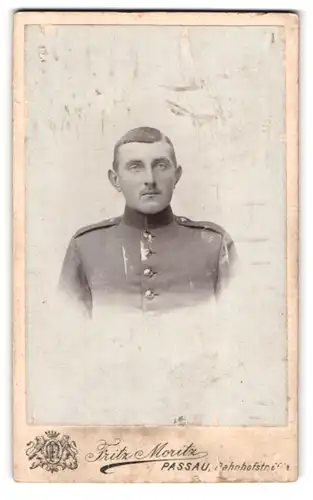 Fotografie Fritz Moritz, Passau, Bahnhofstrasse 66, Soldat in Uniform mit Segelohren