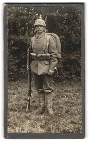 Fotografie unbekannter Fotograf und Ort, Soldat des 13. Regiments in Feldgrau, Ausmarschgepäck