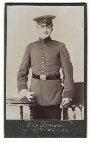 Fotografie F. von Manger, Leipzig-Gohlis, Soldat in Uniform mit Schirmmütze