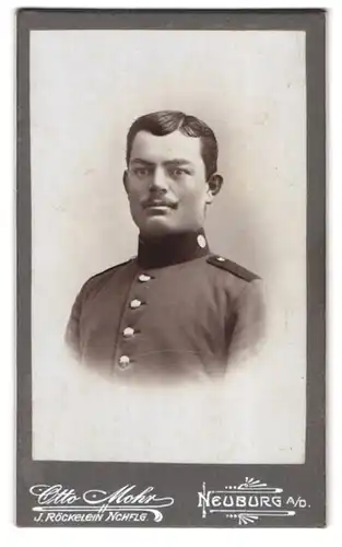 Fotografie Otto Mohr, Neuburg, Soldat in Uniform mit strengem Seitenscheitel