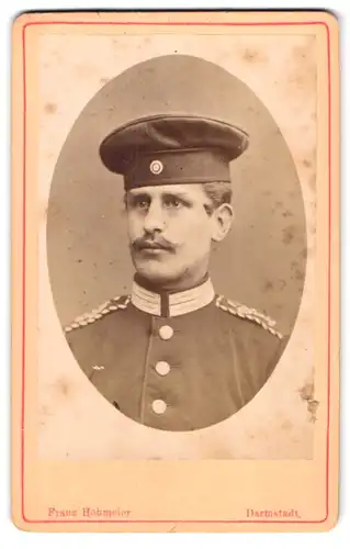 Fotografie Franz Hohmeier, Darmstadt, Frankfurter Strasse 3, Einjährig-Freiweilliger in Uniform mit Schirmmütze