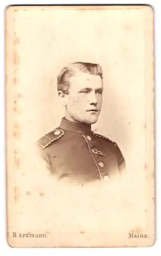 Fotografie B. Erdmann, Mainz, Grosse Bleiche 23, Junger Einjährig-Freiwilliger des 118. Regiments mit markantem Kiefer