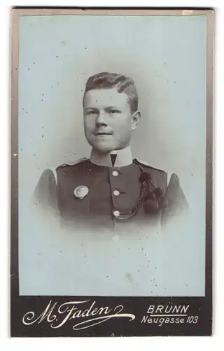 Fotografie M. Faden, Brünn, Neugasse 103, Junger Soldat in Uniform mit Schützenschnur und Orden