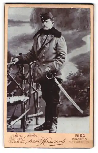 Fotografie Arnold Hirnschrodt, Ried, Neben Humerkeller, Soldat in Uniform mit Mantel und Säbel