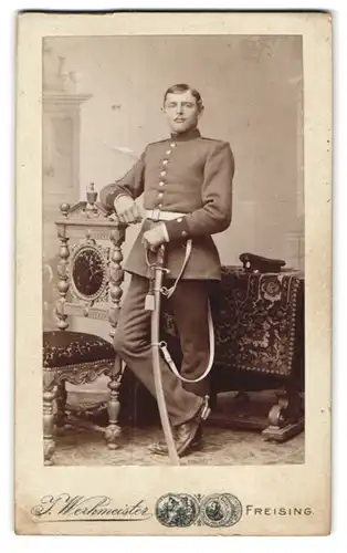 Fotografie I. Werkmeister, Freising, Amtsgerichtgasse 445, Soldat in Uniform mit Portepee am langen Säbel