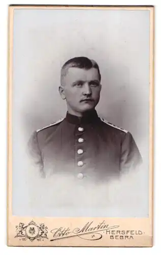 Fotografie Otto Martin, Hersfeld, Breba, Junger Soldat in Uniform mit fragenden Blick