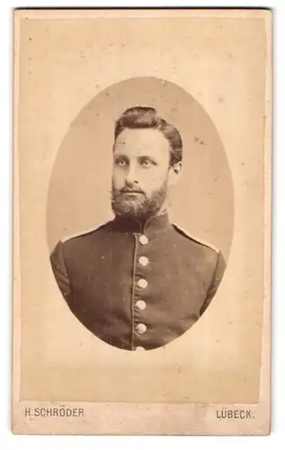 Fotografie H. Schröder, Lübeck, Beckergrube 150, Soldat in Uniform mit schönem Vollbart