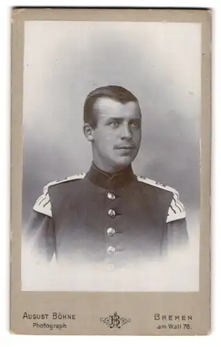 Fotografie August Böhne, Bremen, Am Wall 78, Musiker des 75. Regiments in Uniform mit Schwalbennestern