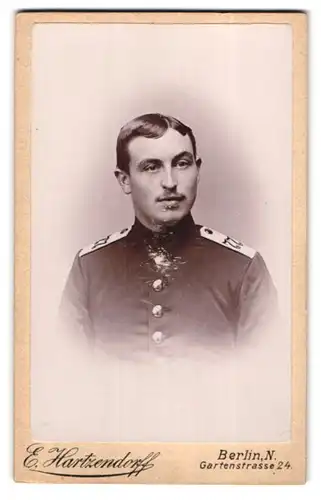 Fotografie E. Hartzendorff, Berlin, Gartenstrasse 24, Junger Soldat des 77. Regiments in Uniform