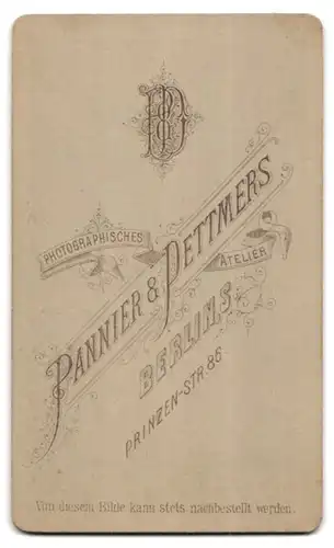 Fotografie Pannier & Dettmers, Berlin, Prinzenstrasse 86, Einjährig-Freiwilliger in Gardeuniform mit kleiner Brille