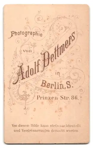 Fotografie Pannier & Dettmers, Berlin, Prinzenstrasse 86, Einjährig-Freiwilliger in Gardeuniform mit kleiner Brille