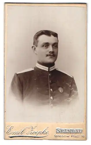 Fotografie Emil Zoepke, Berlin-Spandau, Stresowplatz 16, Soldat in Gardeuniform mit Orden an der Brust