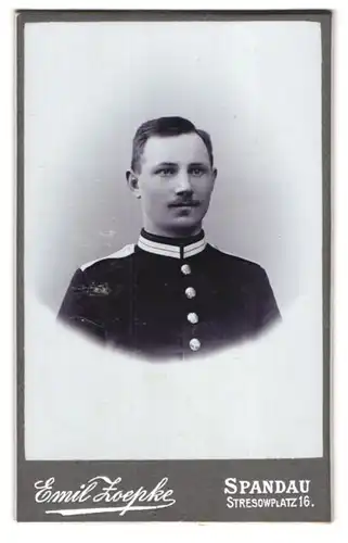 Fotografie Emil Zoepke, Berlin-Spandau, Stresowplatz 16, Junger Soldat in Gardeuniform