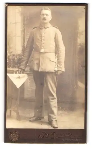 Fotografie J. Assmann, Thorn, Brückenstrasse 15, Soldat in Feldgrau mit Portepee am Bajonett