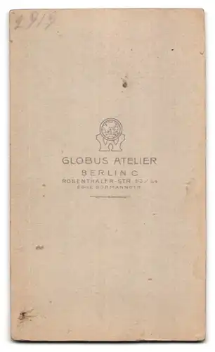 Fotografie Atelier Globus, Berlin-C., Rosenthaler-Str. 53-54 Ecke Gormannstr., Eleganter Herr mit Vollbart