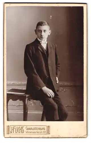 Fotografie J. Fuchs, Berlin-Charlottenburg, Wilmersdorferstr. 57, Junger Herr im Anzug mit Fliege
