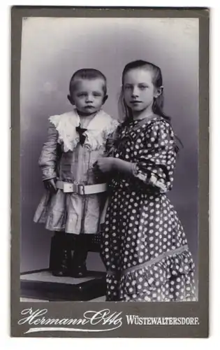 Fotografie Hermann Otto, Wüstewaltersdorf, Junges Mädchen im gepunkteten Kleid mit kleinem Jungen