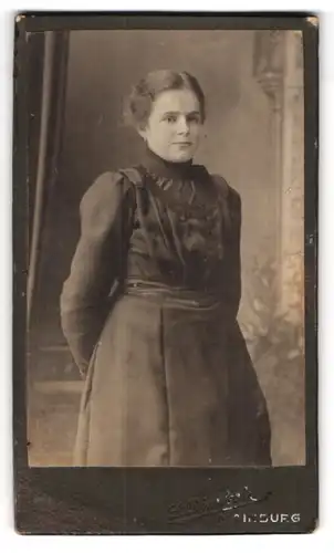Fotografie Ludwig Dimbeck, Mainburg, Junge Dame im Kleid