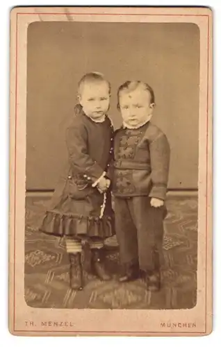 Fotografie Theodor Menzel, München, Schellingstr. 40, Kinderpaar in hübscher Kleidung