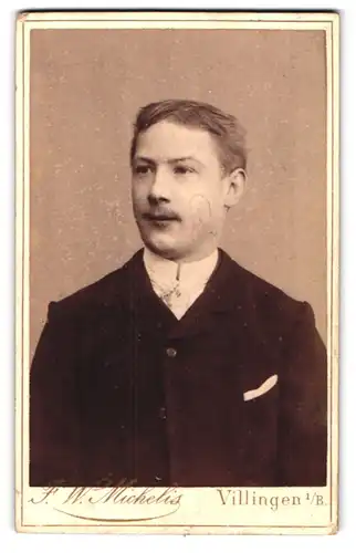 Fotografie F. W. Michelis, Villingen i /B., Junger Herr im Anzug mit Oberlippenbart