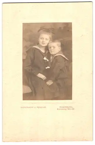 Fotografie Pieperhoff & Fendius, Magdeburg, Breiteweg 160-62, Kleiner Junge und Mädchen in modischer Kleidung