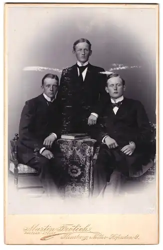 Fotografie Martin Fröhlich, Flensburg, Norder-Hofenden 9, Drei Herren in eleganter Kleidung