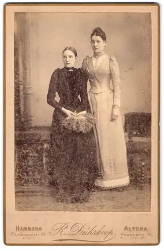 Fotografie R. Dührkoop, Hamburg, Ferdinandstr. 43, Zwei bürgerliche Damen in Kleidern mit Fächer