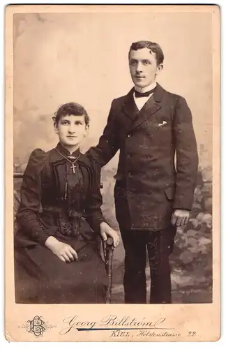 Fotografie Georg Billström, Kiel, Holstenstr. 22, Junges Paar in hübscher Kleidung