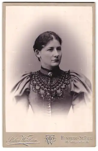 Fotografie C. C. Wülbern, Hamburg-St. Pauli, Langereiche 36, Junge Dame im bestickten Kleid