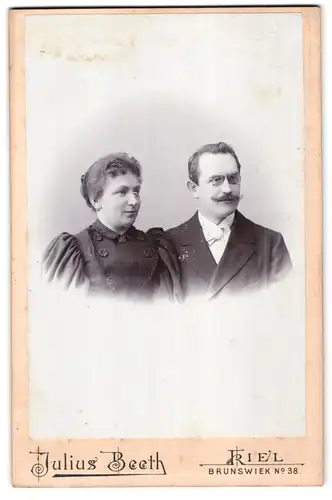 Fotografie Julius Beeth, Kiel, Brunswiek 38, Bürgerliches Paar in hübscher Kleidung