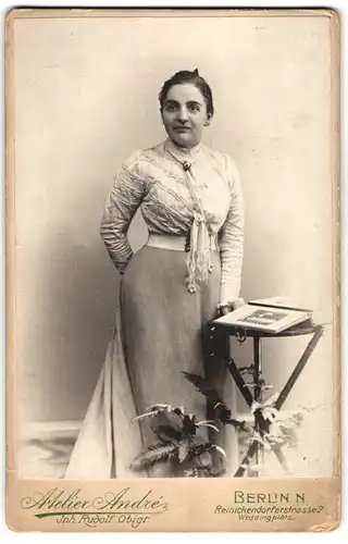 Fotografie Rudolf Obigt, Berlin-N., Reinickendorferstr. 2, Junge Dame in modischer Bluse und Rock