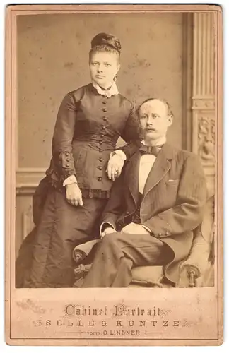 Fotografie Selle & Kuntze, Potsdam, Schwertfegerstr. 14, Junges Paar in hübscher Kleidung