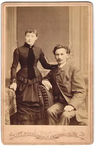 Fotografie F. E. Menzel, Berlin-NW, Louisen-Str. 36, Junges Paar in hübscher Kleidung