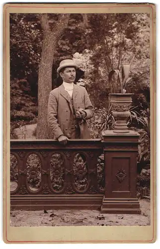 Fotografie unbekannter Fotograf und Ort, Junger Herr im karierten Anzug mit Fliege