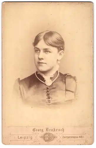 Fotografie Georg Brokesch, Leipzig, Zeitzerstr. 48, Junge Dame mit Kragenbrosche und Halskette