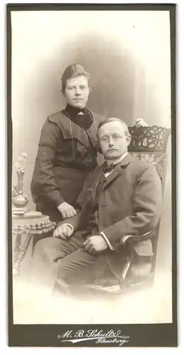 Fotografie M. B. Schultz, Flensburg, Bürgerliches Paar in modischer Kleidung