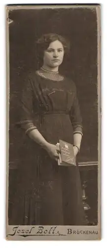 Fotografie Josef Bott, Brückenau, Junge Dame im Kleid mit Buch in der Hand
