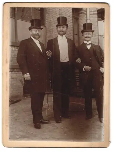 Fotografie unbekannter Fotograf und Ort, Drei elegant gekleidete Herren mit Zylinderhüten