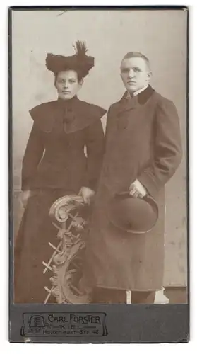 Fotografie Carl Förster, Kiel, Holtenauer-St. 46, Junges Paar in modischer Kleidung