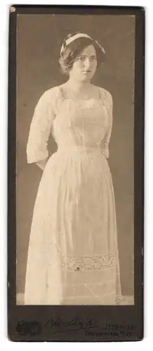 Fotografie Otto Stiegler, Itzehoe, Feldschmiede 17-21, Junge Dame im weissen Kleid