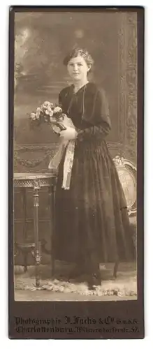 Fotografie J. Fuchs & Co., Berlin, Wilmersdorferstr. 57, Hübsch gekleidete Dame mit Blumenstrauss
