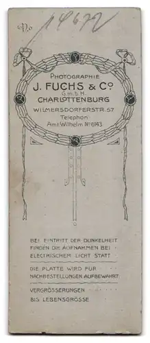 Fotografie J. Fuchs & Co., Berlin, Wilmersdorferstr. 57, Hübsch gekleidete Dame mit Blumenstrauss