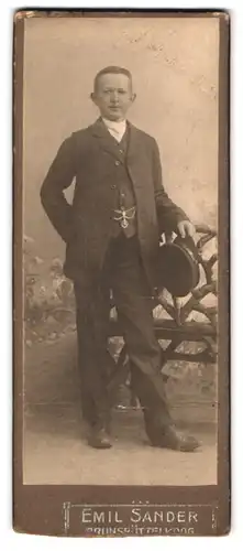 Fotografie Emil Sander, Brunsbüttelkoog, Junger Herr im Anzug mit Krawatte