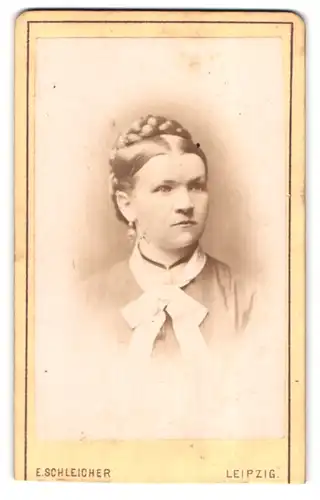 Fotografie E. Schleicher, Leipzig, Johannesgasse 29, Junge Dame mit Flechtfrisur und Amulett