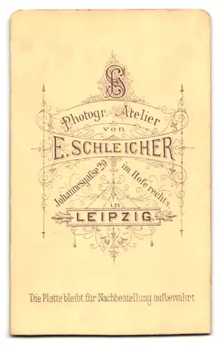 Fotografie E. Schleicher, Leipzig, Johannesgasse 29, Junge Dame mit Flechtfrisur und Amulett