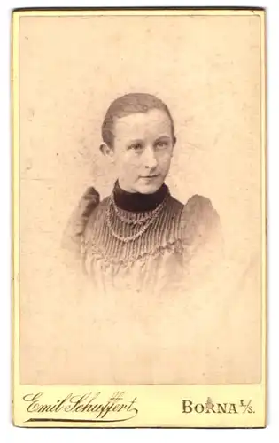 Fotografie Emil Schuffert, Borna i /S., Junge Dame mit zurückgebundenem Haar