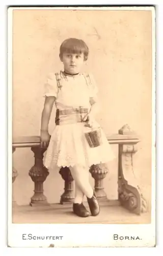 Fotografie E. Schuffert, Borna i /S., Kind im weissen im Kleid mit Eimer
